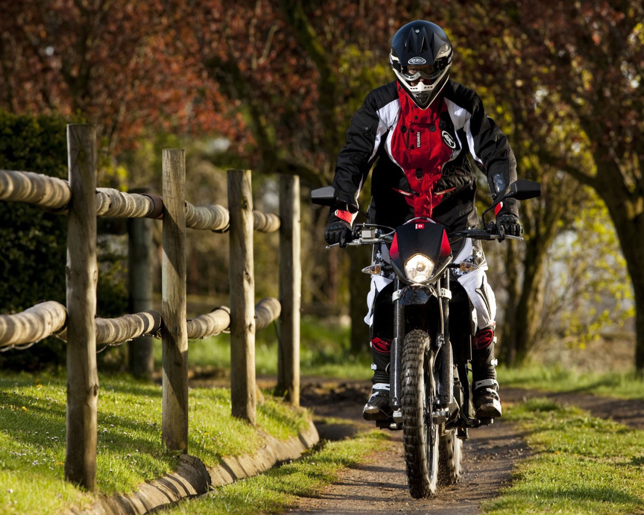 Мотоциклист в парке