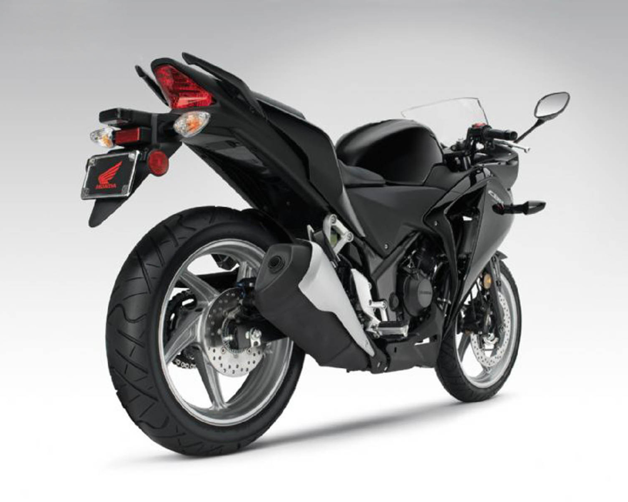 Быстрый мотоцикл Honda CBR 250 R