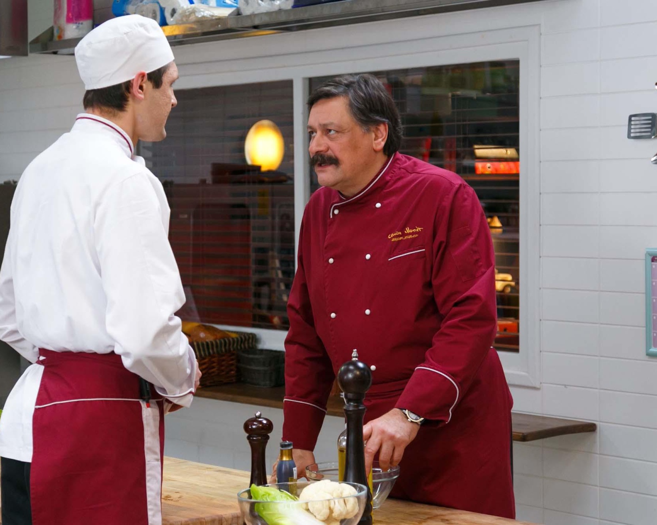 Шеф беседует с сотрудником в сериале Кухня