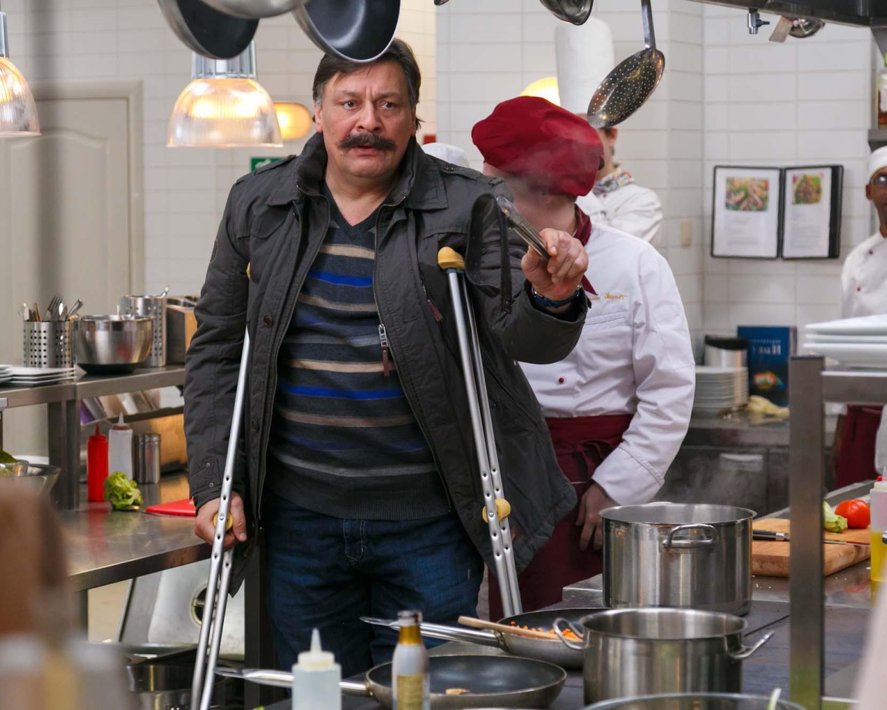 Шеф-повар на костылях в сериале Кухня