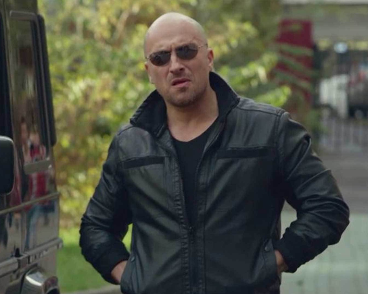 Физрук Фома возле гелика