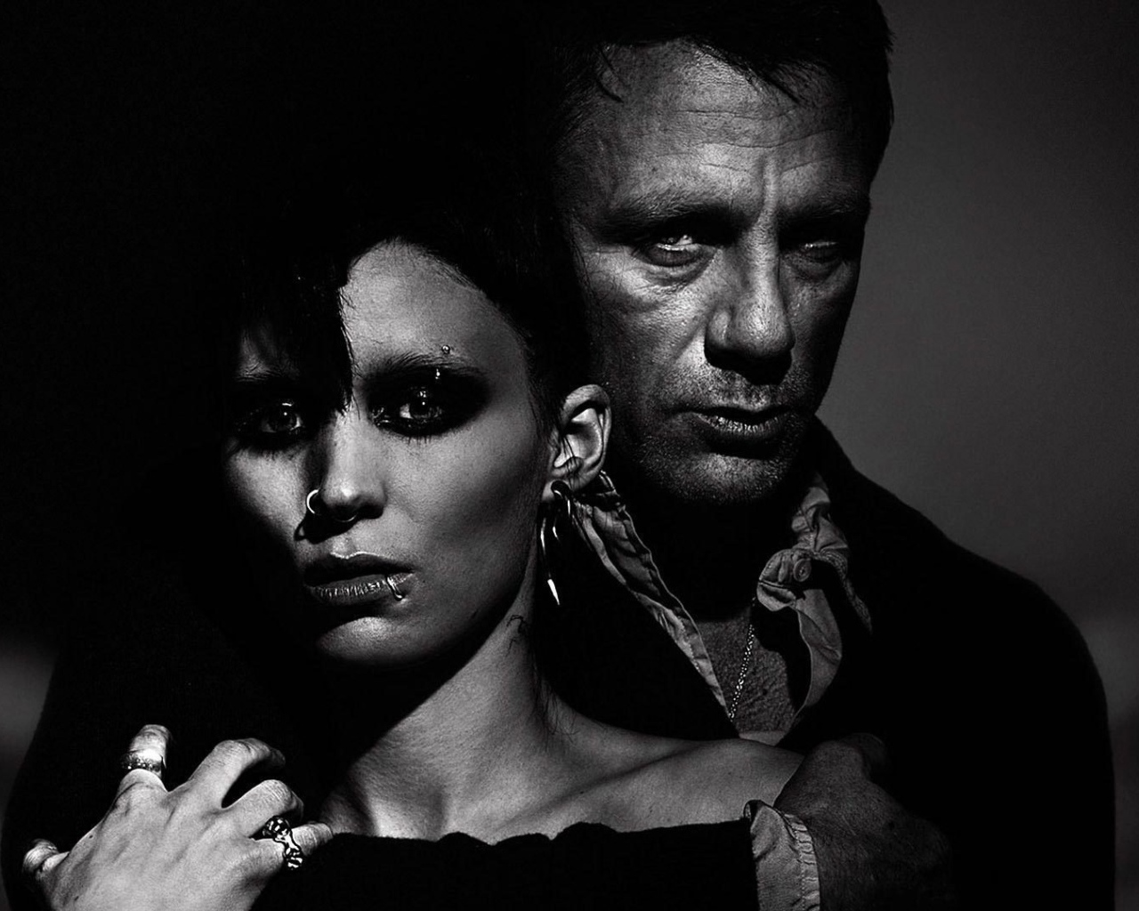 Девушка с татуировкой дракона