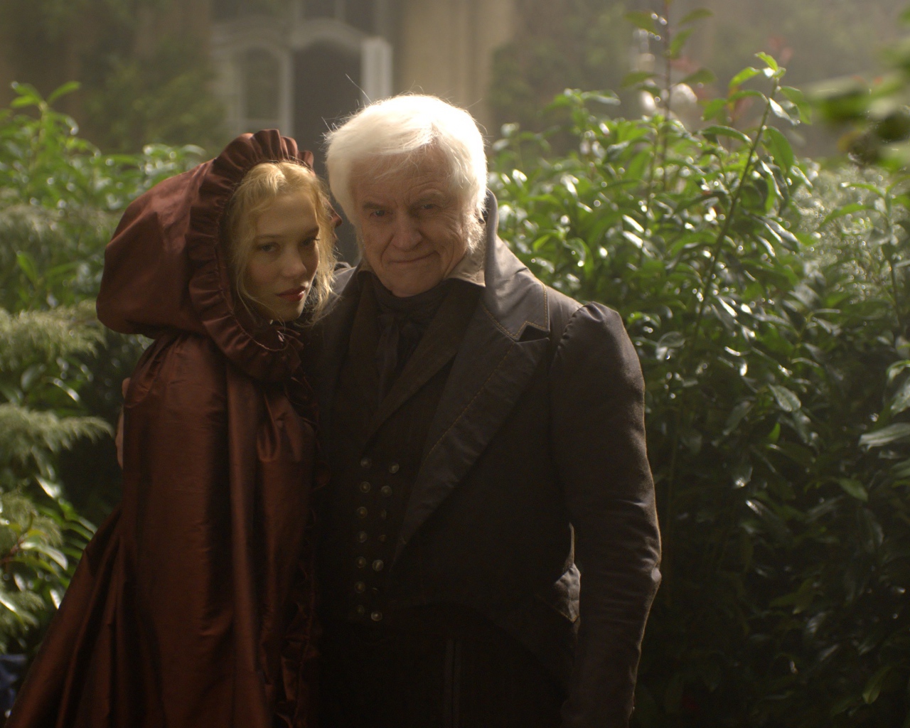 Красавица и чудовище в саду