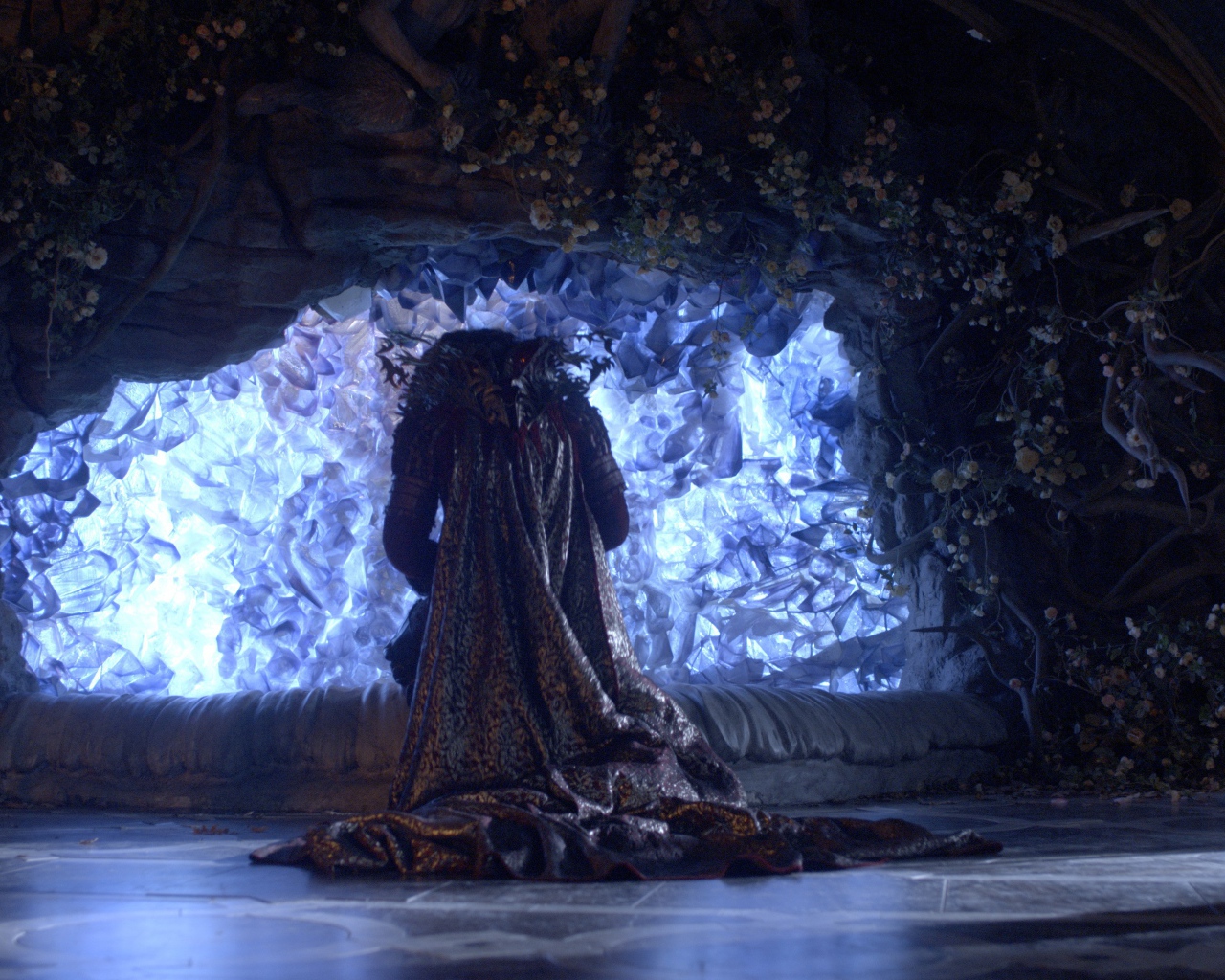 Красавица и чудовище во дворце