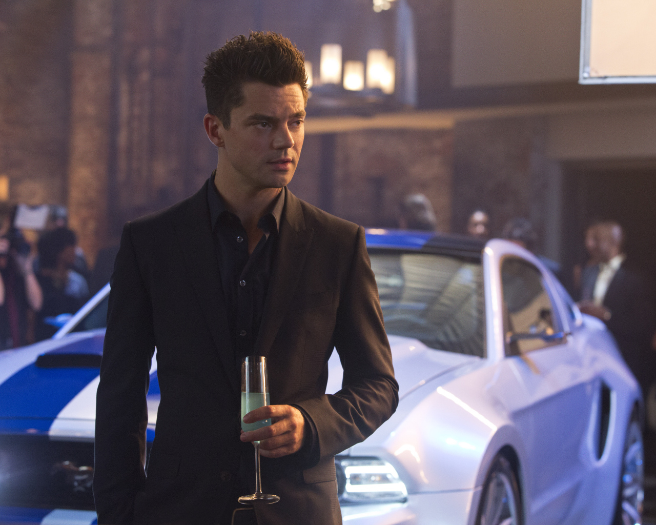 Need for Speed: Жажда скорости герой с бокалом вина