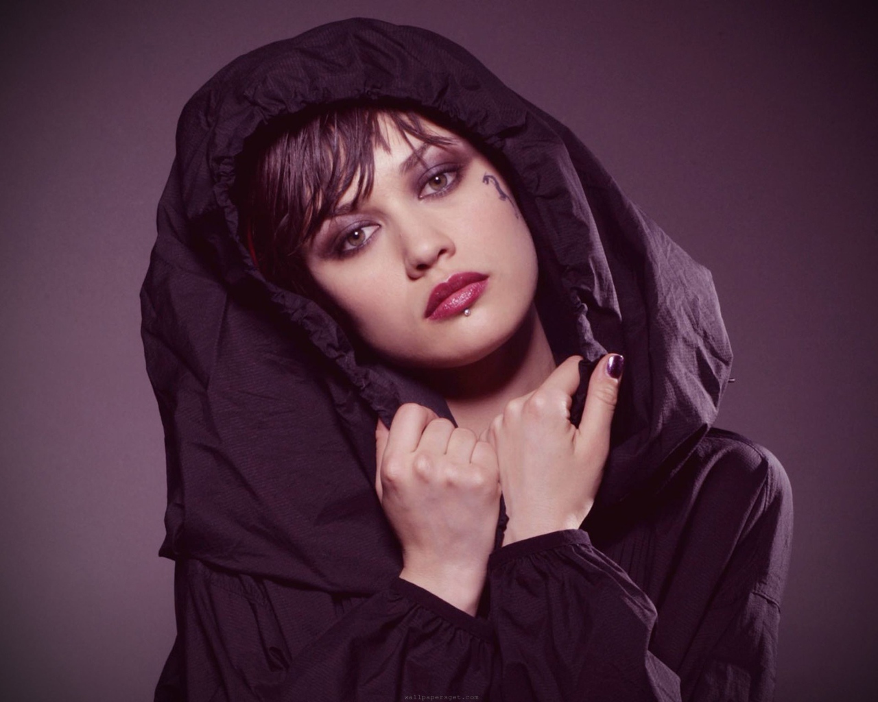 Ольга Курыленко в роли Белла