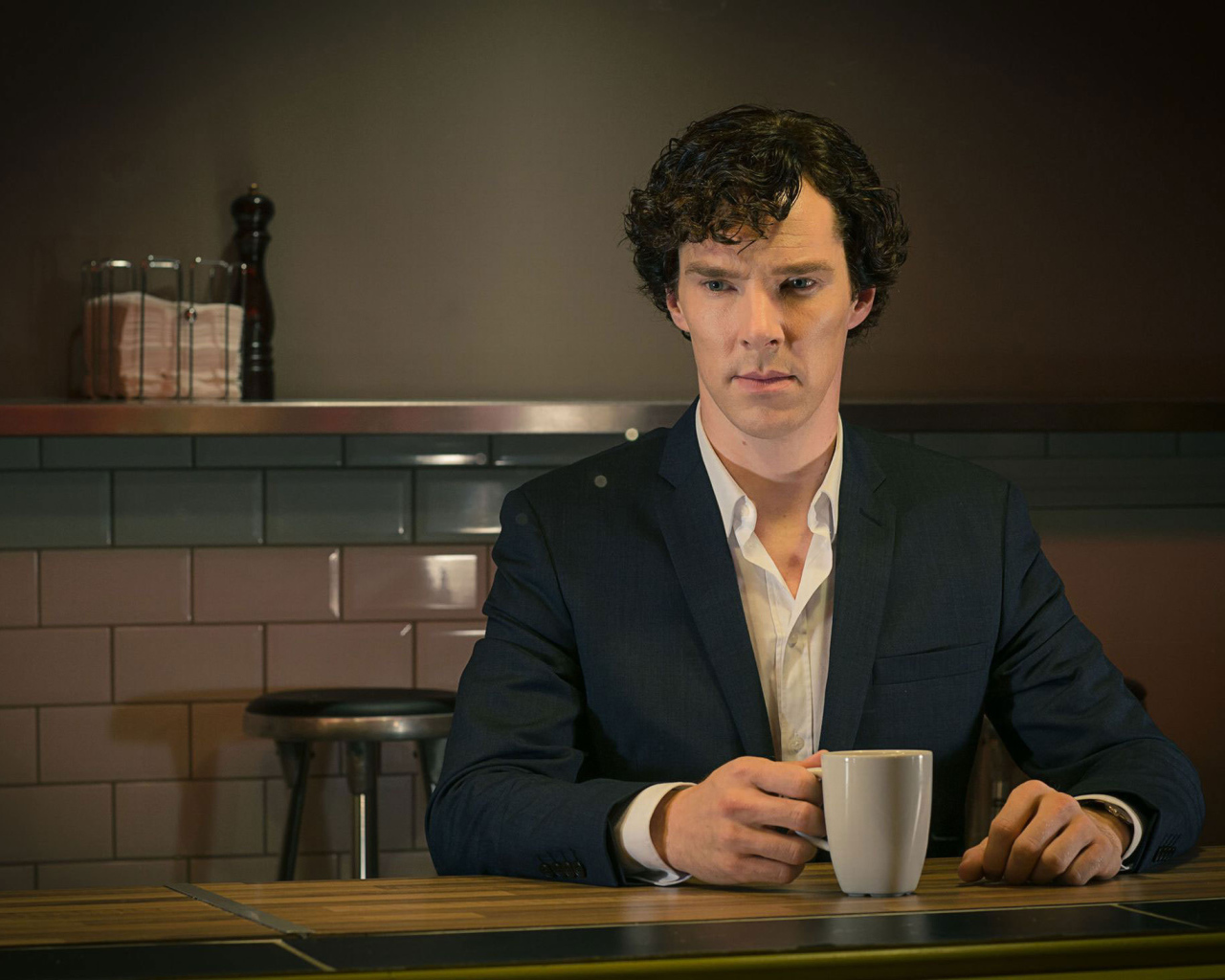 Шерлок с чашкой