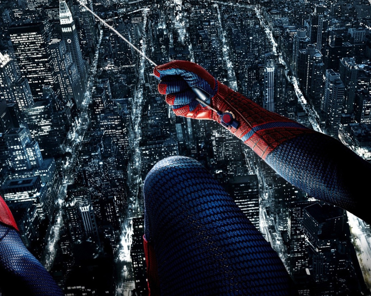 Человек паук над городом