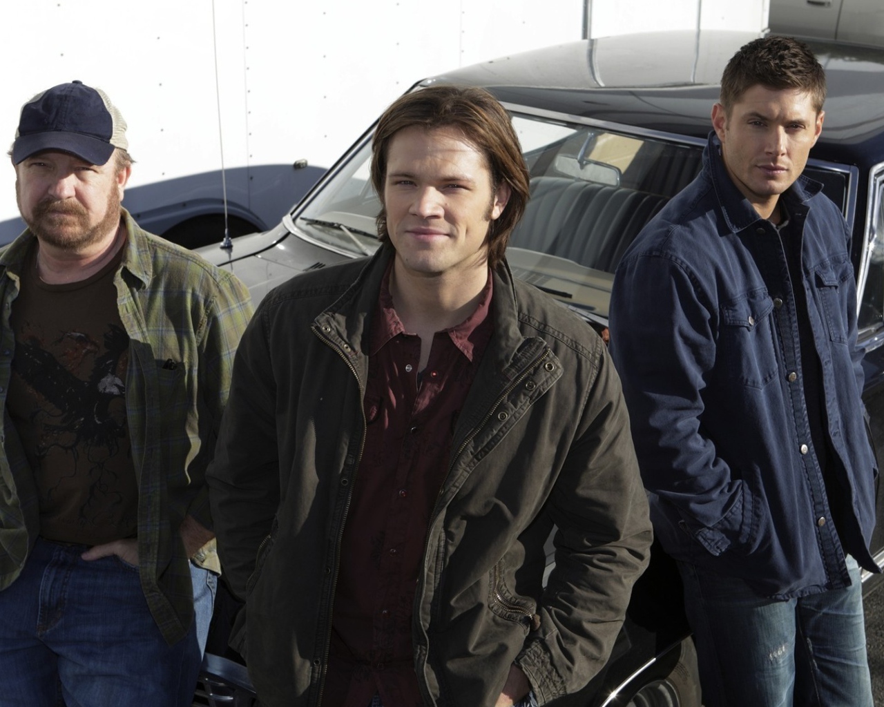 Винчестеры у автомобиля из сериала Сверхъестественное