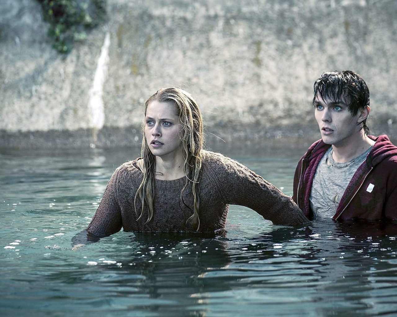 Тепло наших тел зомби купается с девушкой