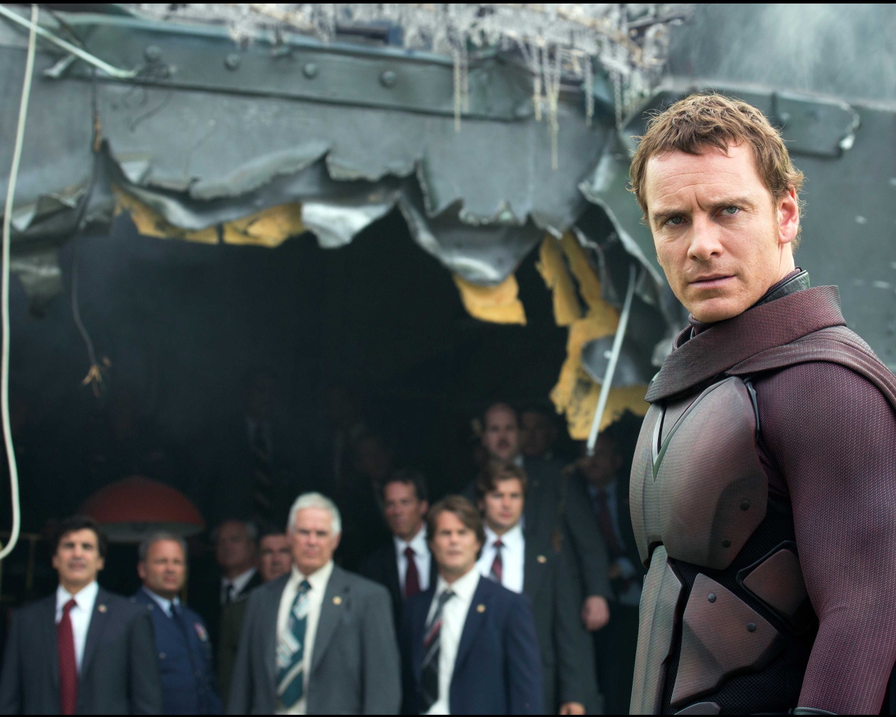  Люди Икс: Дни минувшего будущего возле разрушенного самолета