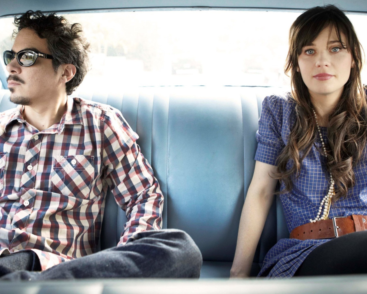 Актеры сидят в автомобиле