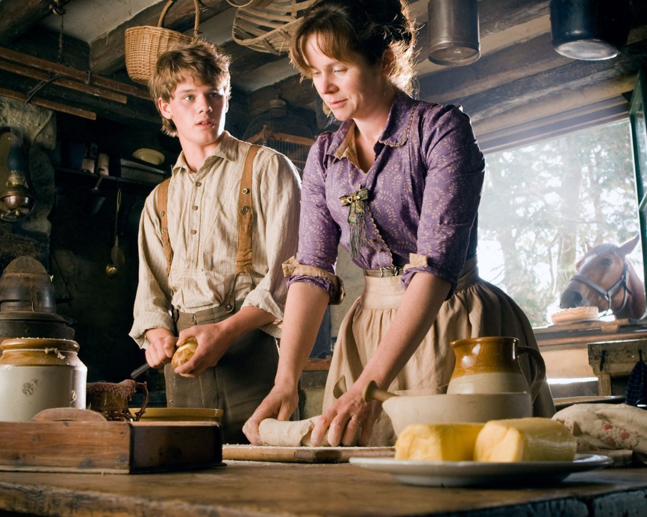 Кадр с лошадью в окне