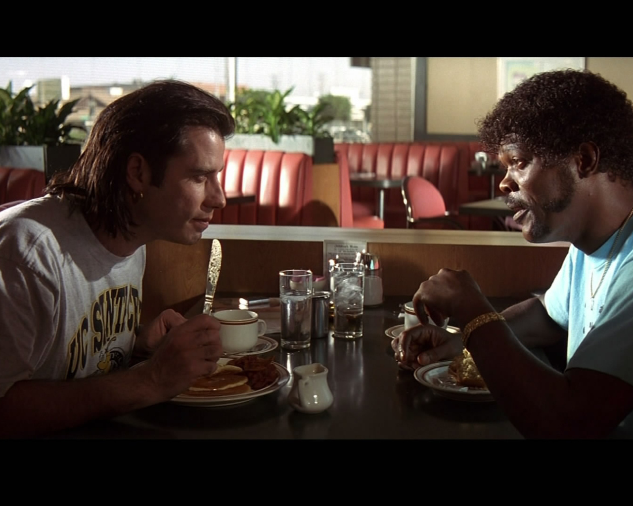 Актеры беседуют за обедом