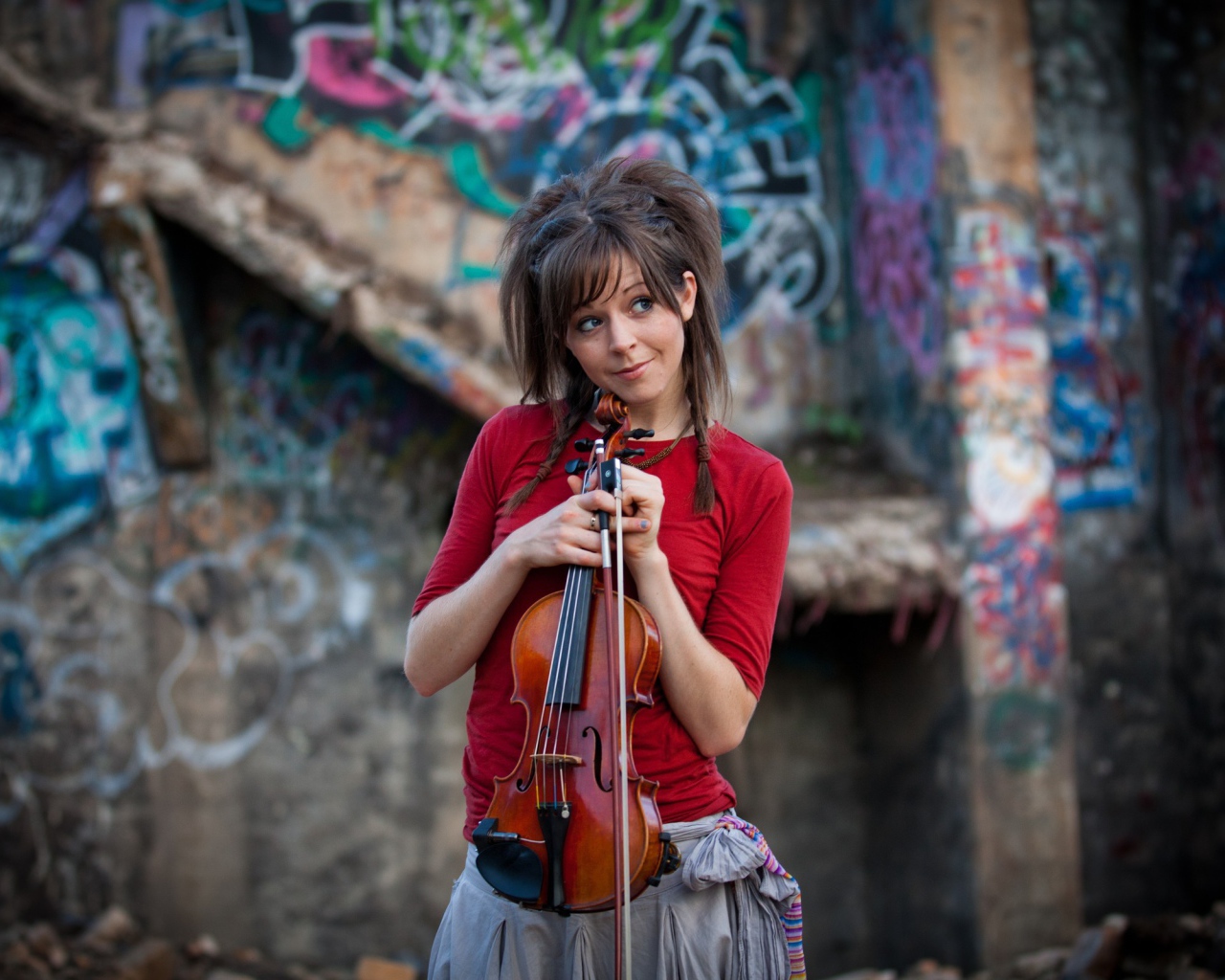 Девушка со скрипкой улыбается