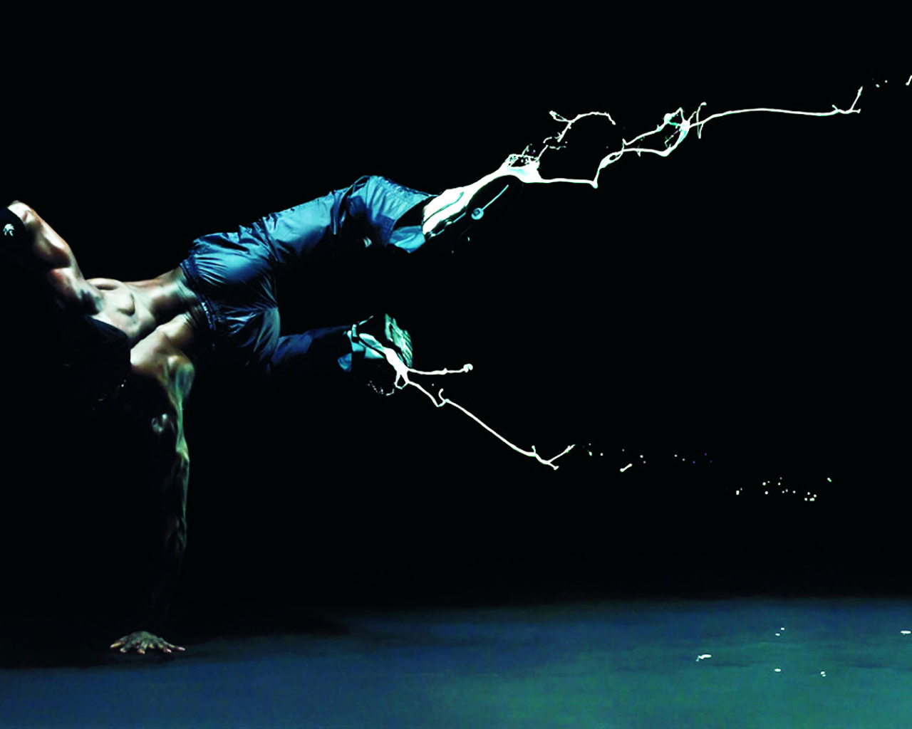 Темнокожий танцор на руке