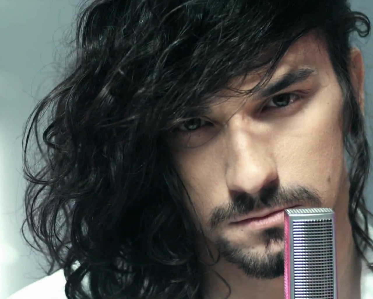 У микрофона солист Quest Pistols