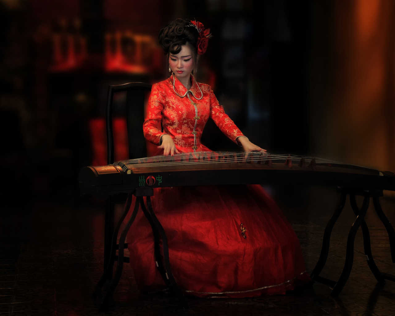 Китаянка с традиционным инструментом