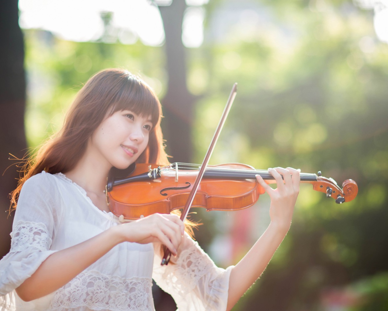 Милая девочка со скрипкой и смычком