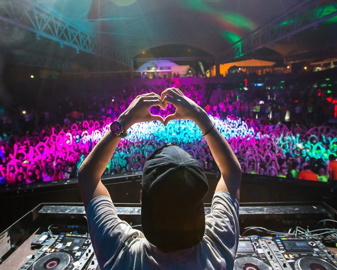 Диджей показывает сердечко