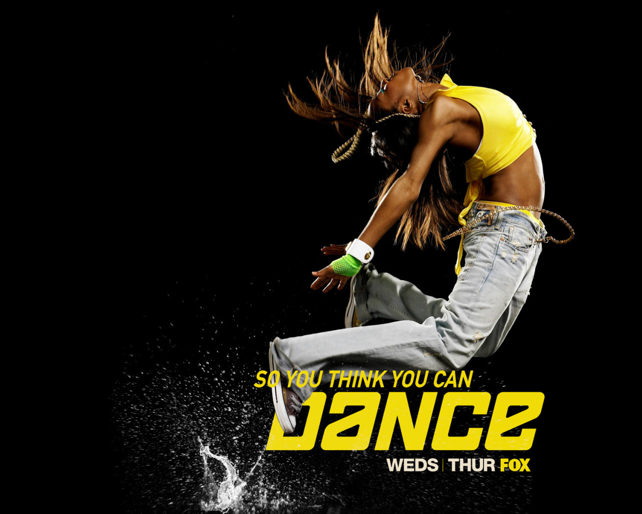 Танцовщица в желтой футболке