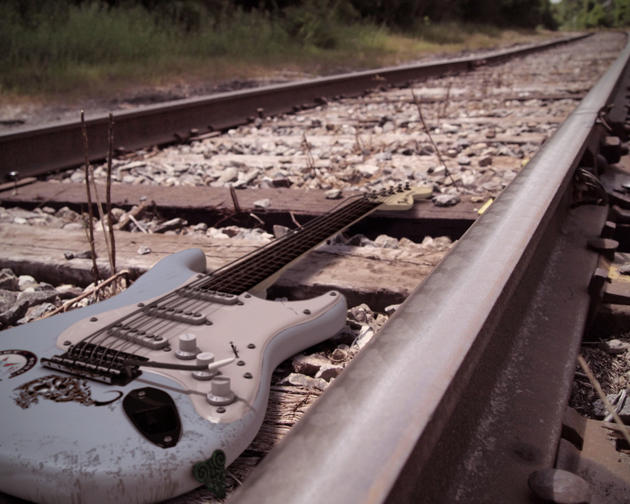 Электро-гитара на железной дороге