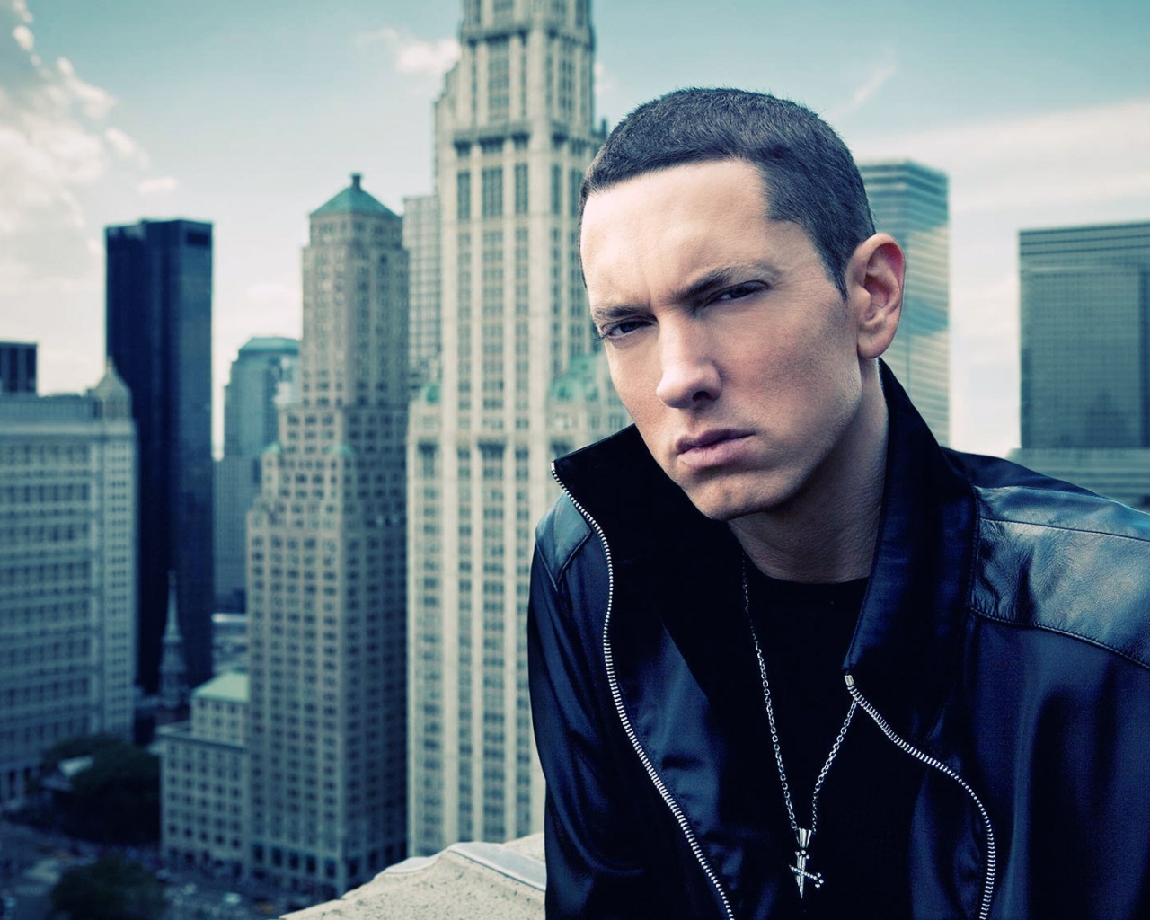 Eminem на фоне города