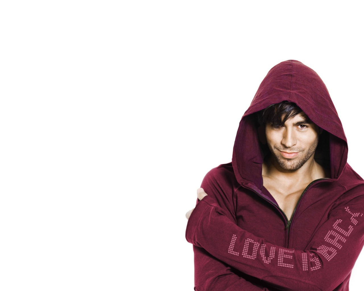 Энрике Иглесиас в толстовке на белом фоне