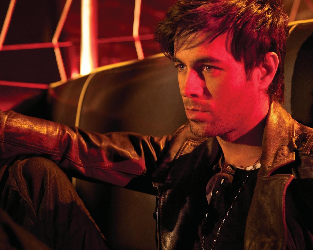 Энрике Иглесиас в кожаной куртке