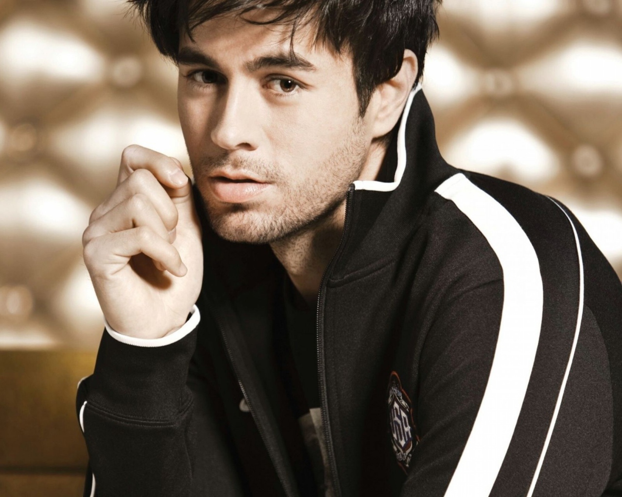 Энрике Иглесиас загадочный взгляд