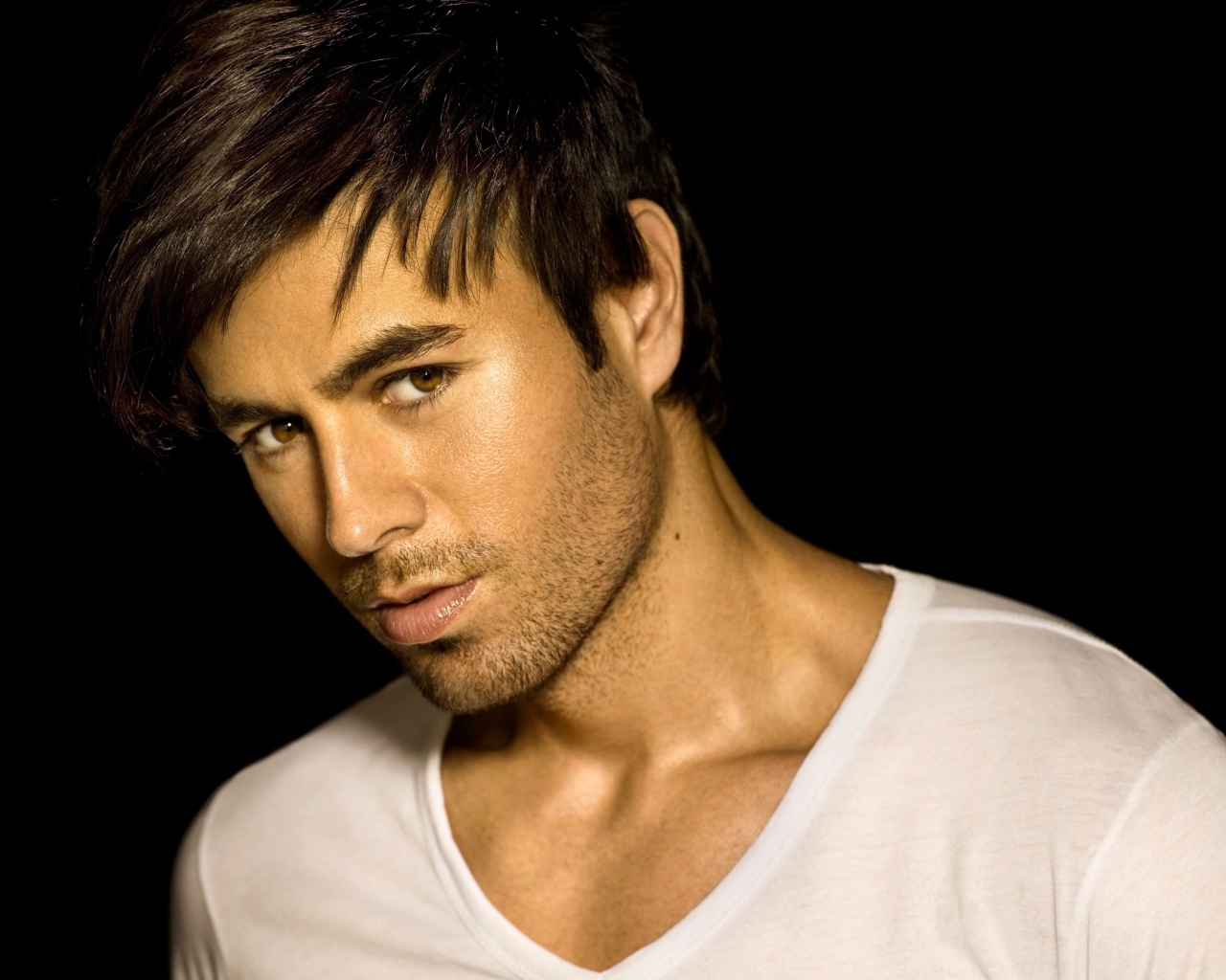 Энрике Иглесиас на черном фоне