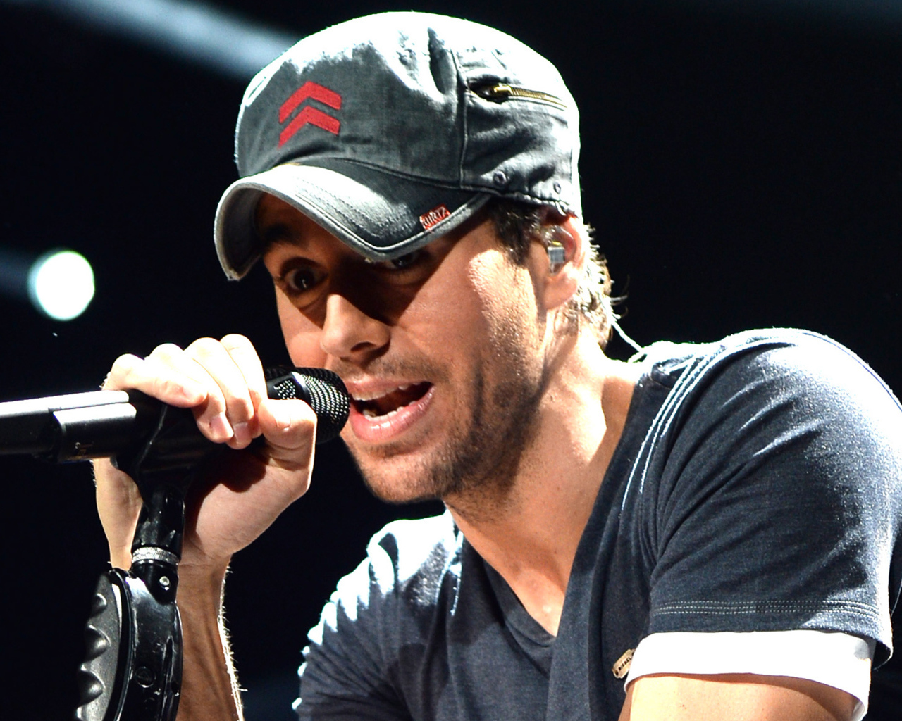 Энрике Иглесиас на сцене