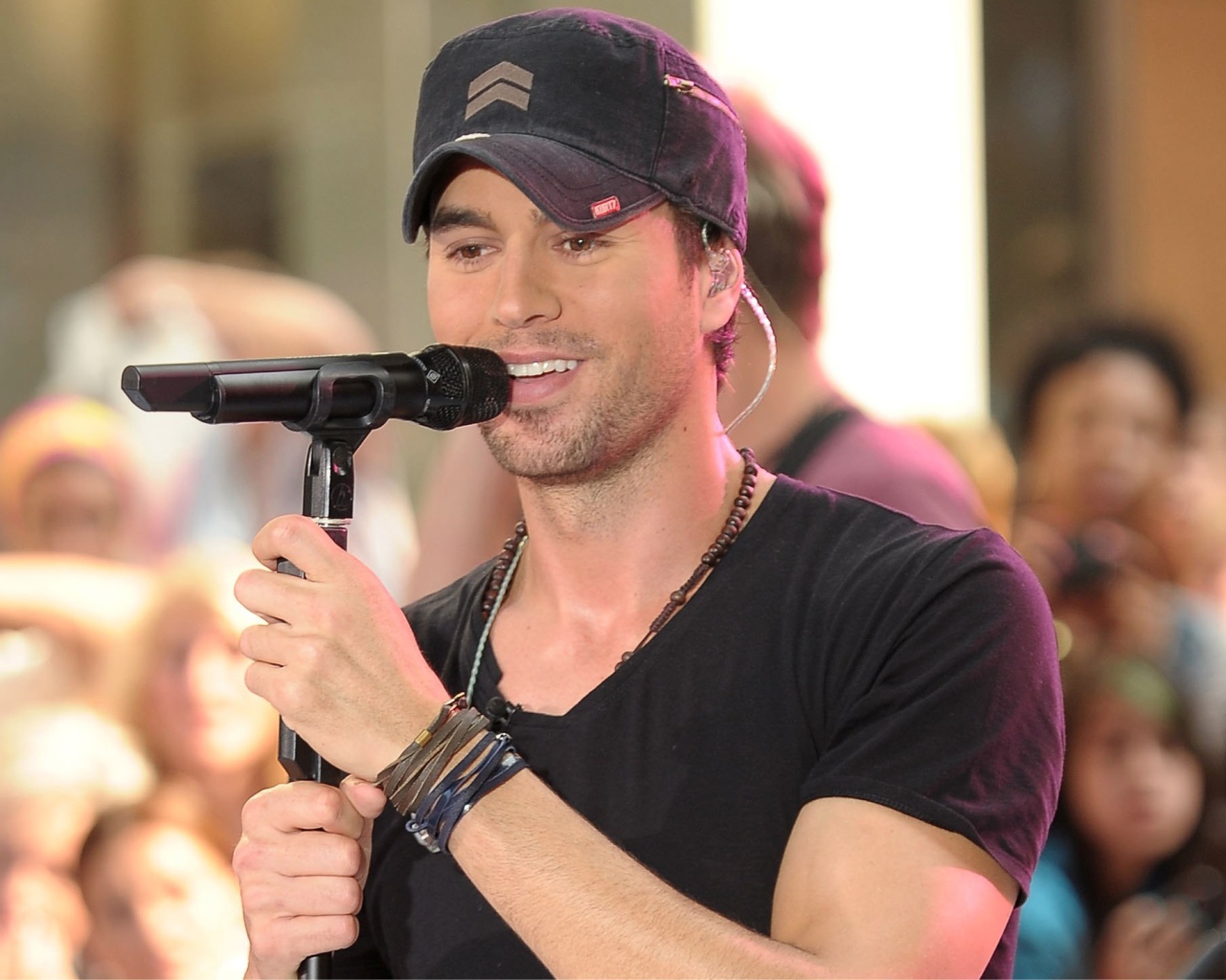 Энрике Иглесиас с микрофоном