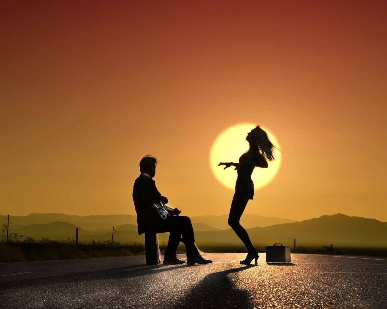 Девушка танцует под гитару