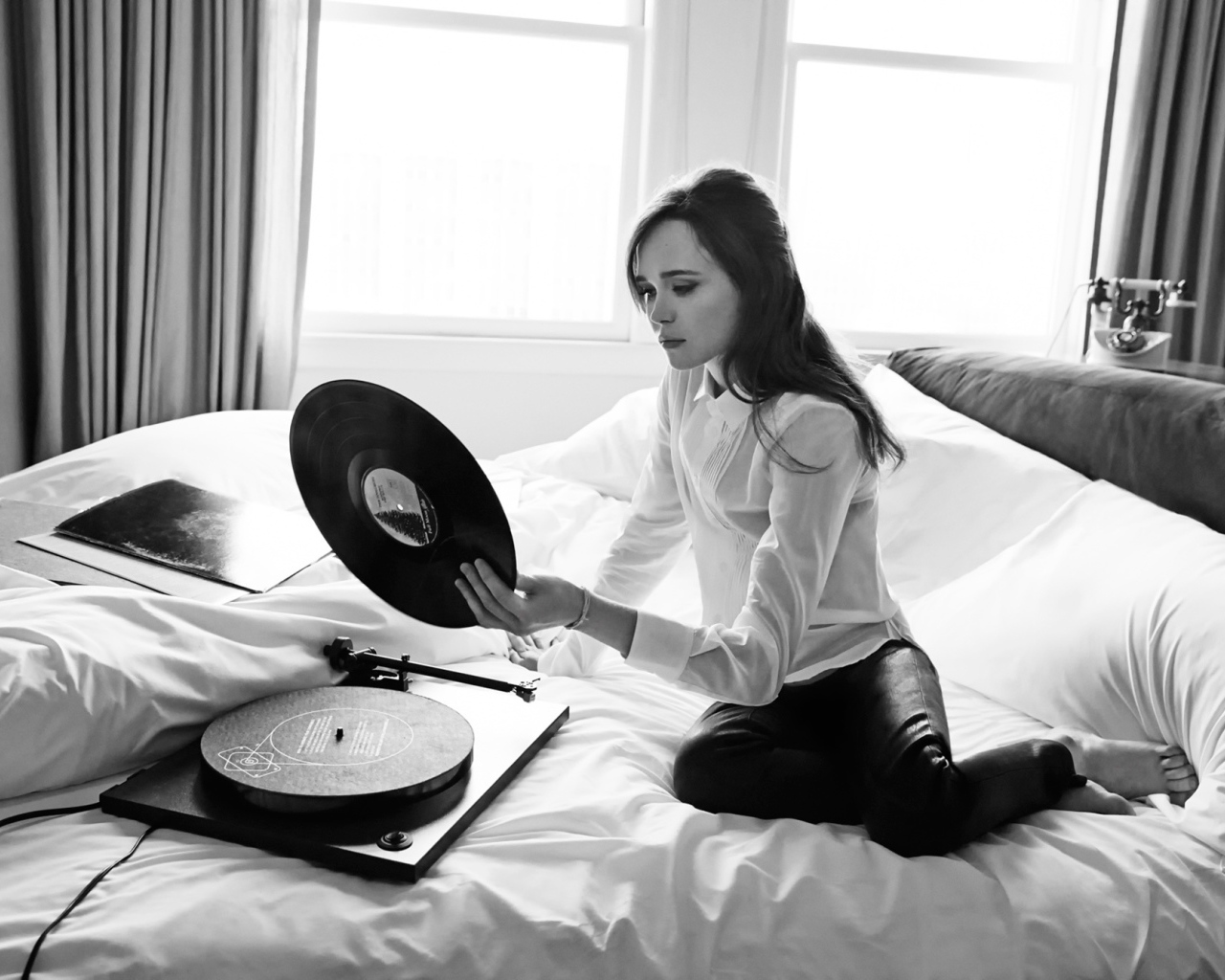 Девушка ставит пластинку