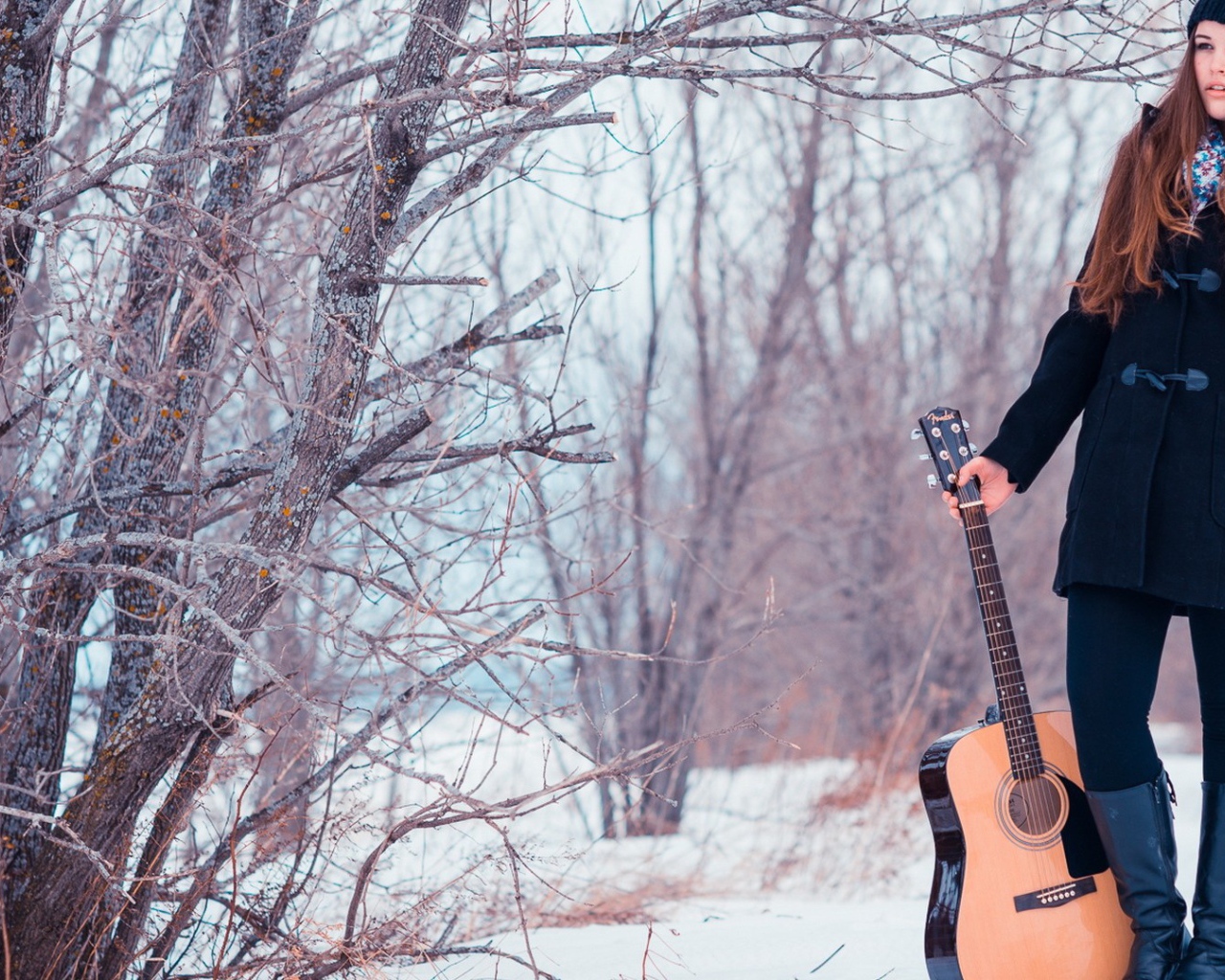 Девушка с гитарой в парке