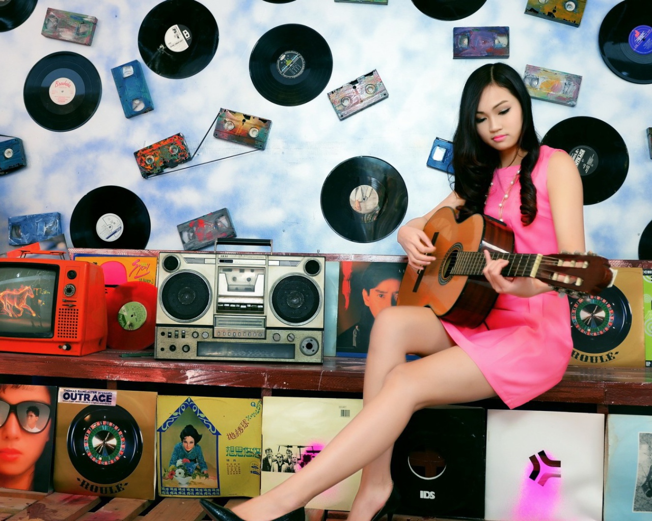 Девушка с гитарой пластинки