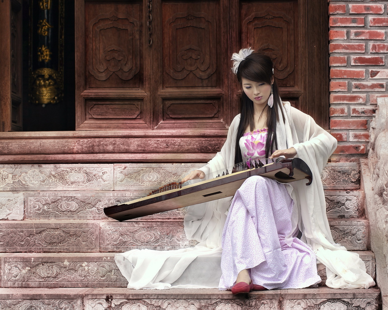 Девушка с музыкальным инструментом