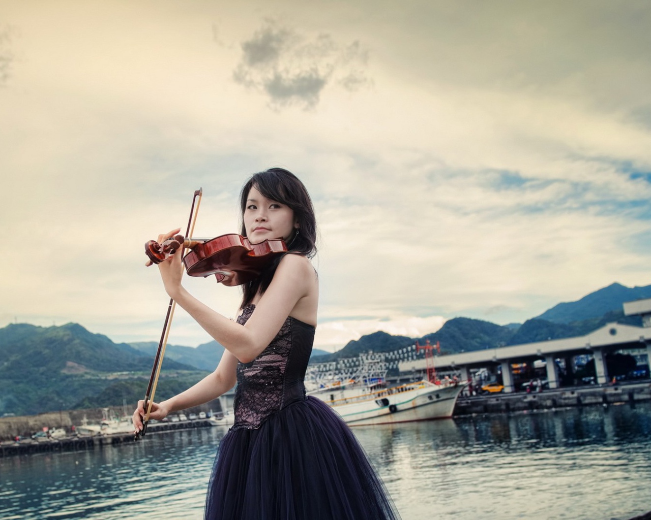 Девушка со скрипкой на фоне корабля