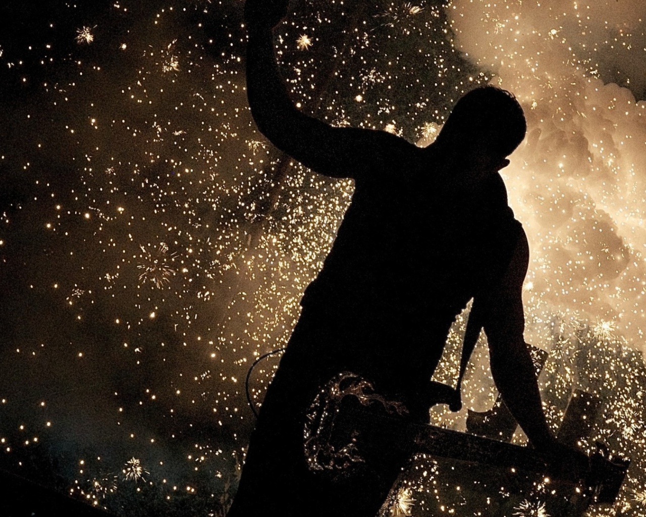 Гитарист на фоне искр