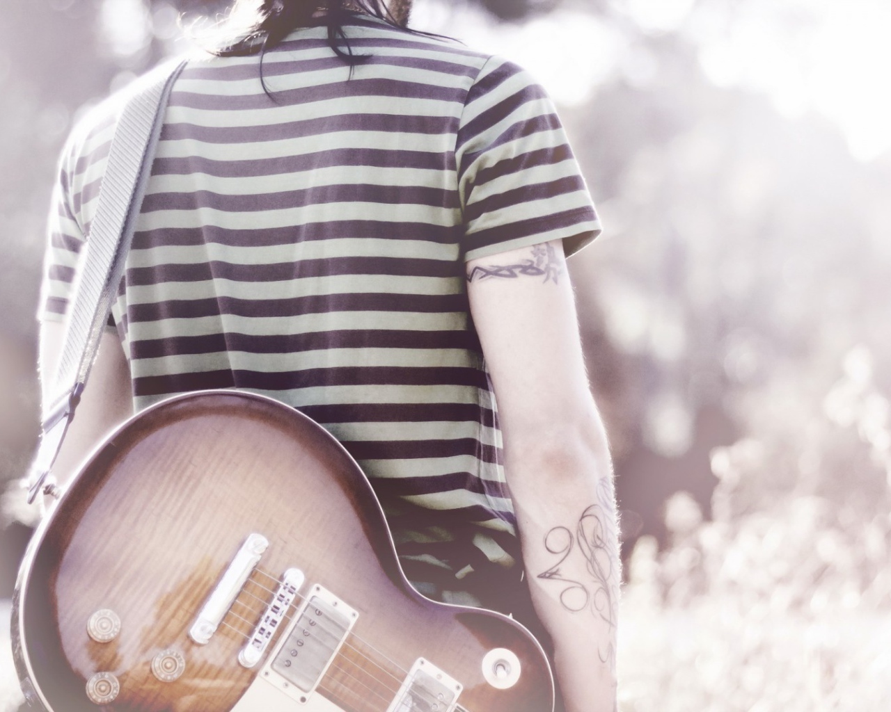 Гитарист в тельняжке