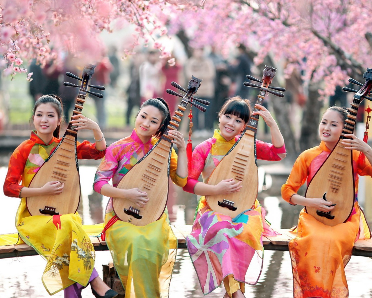 Японки с инструментами