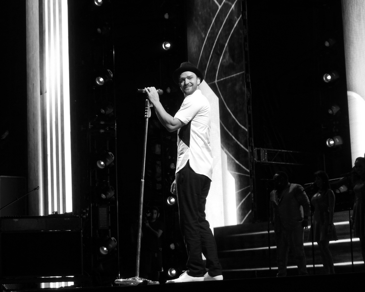 Джастин Тимберлейк выступает в шляпе 