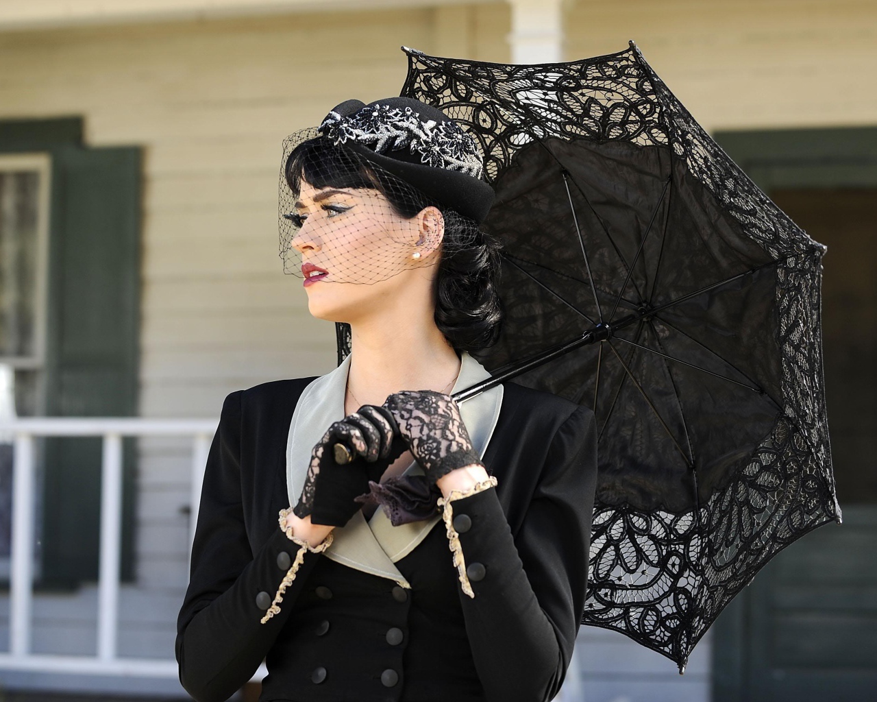 Кэти Перри с зонтиком