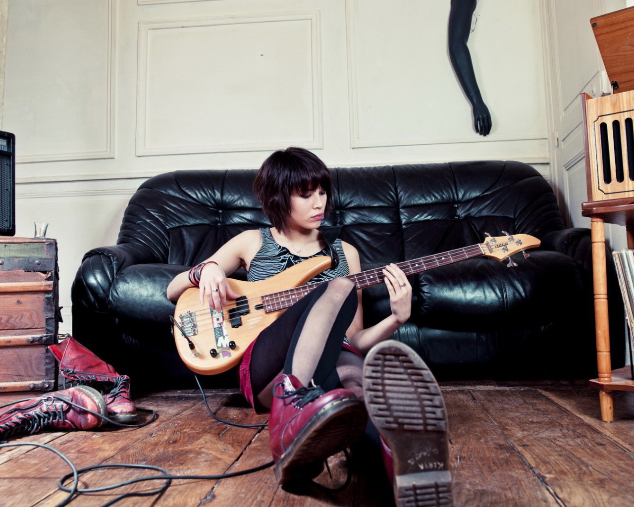 Kожаный диван и бас гитара