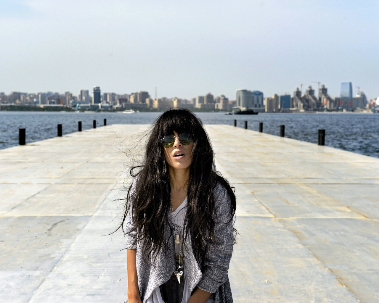 Loreen поет на набережной