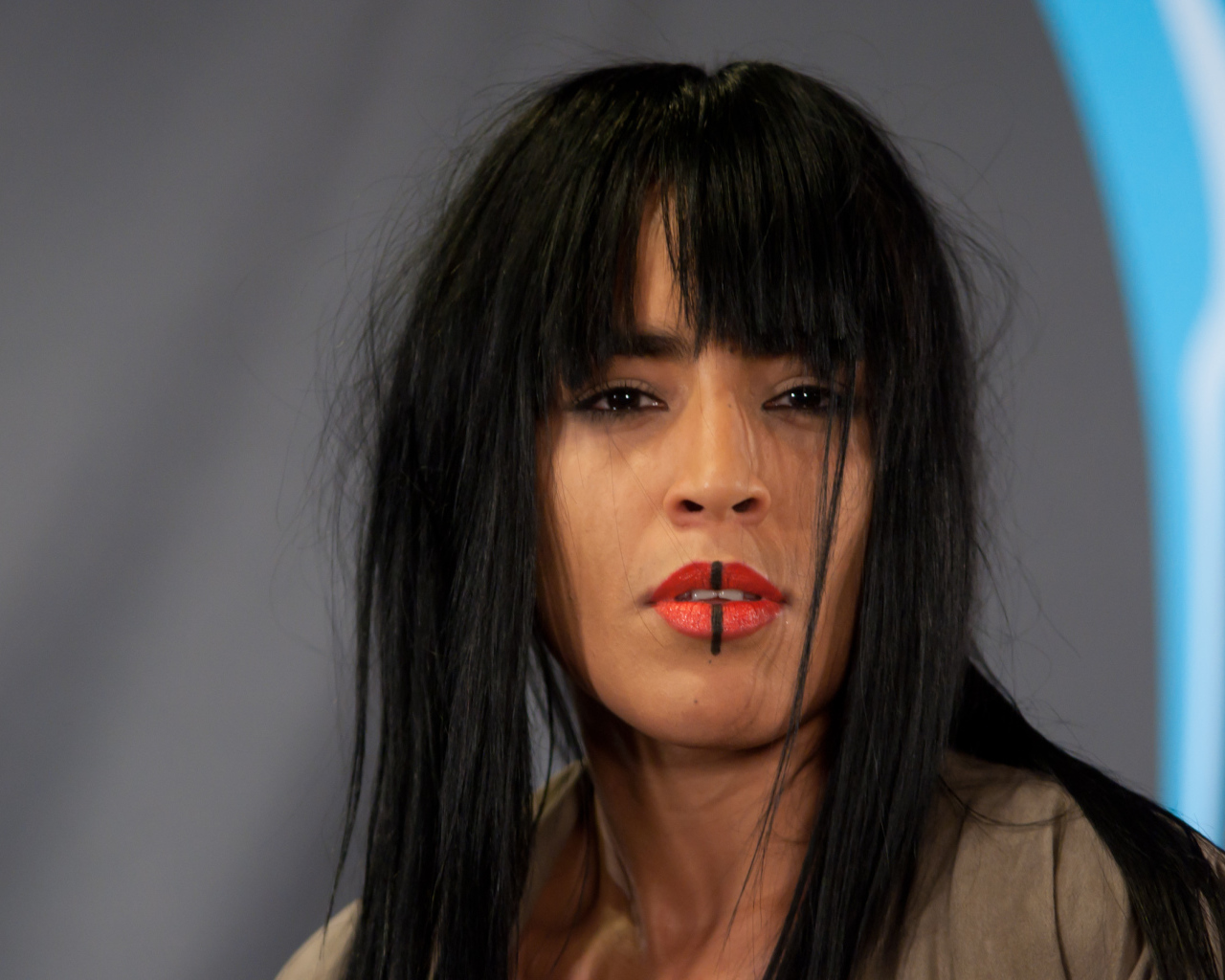 Loreen с красной помадой