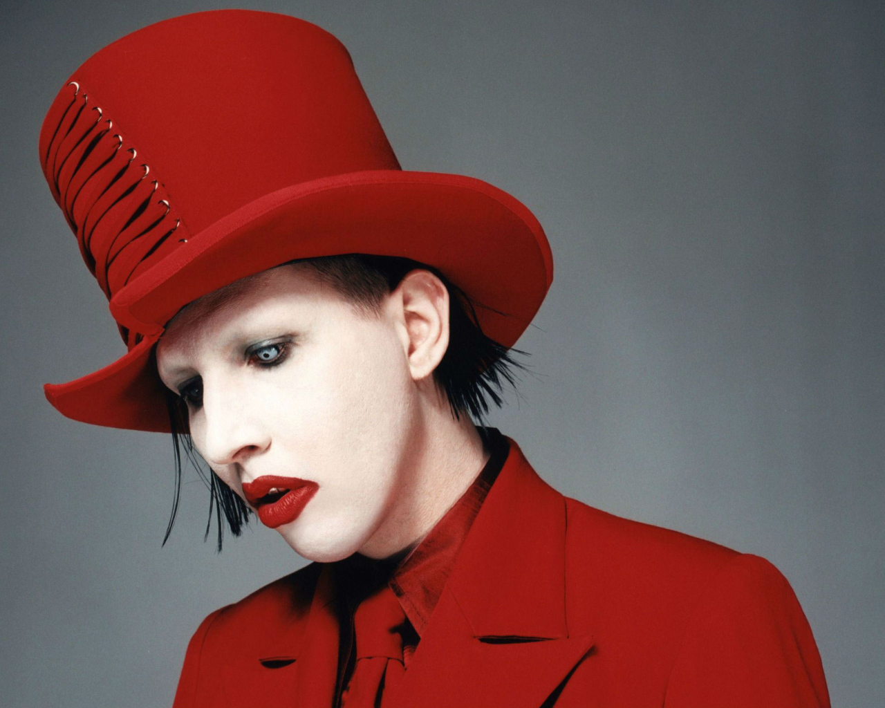 Marilyn Manson в красной шляпе