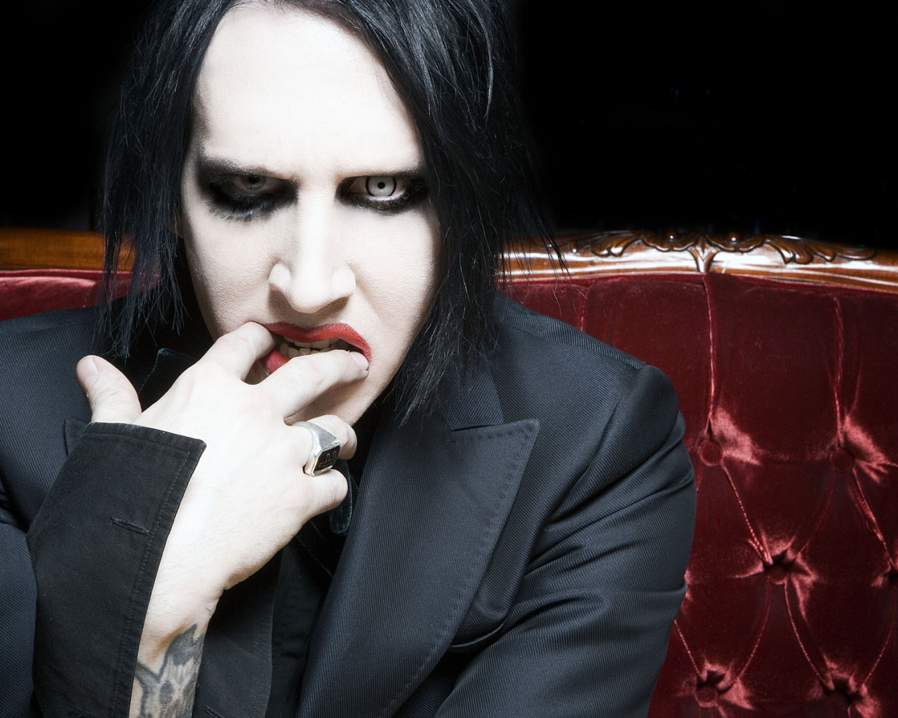 Marilyn Manson на красном диване