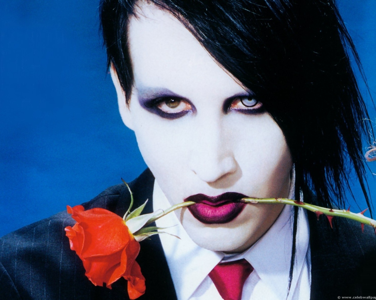 Marilyn Manson с розой в зубах
